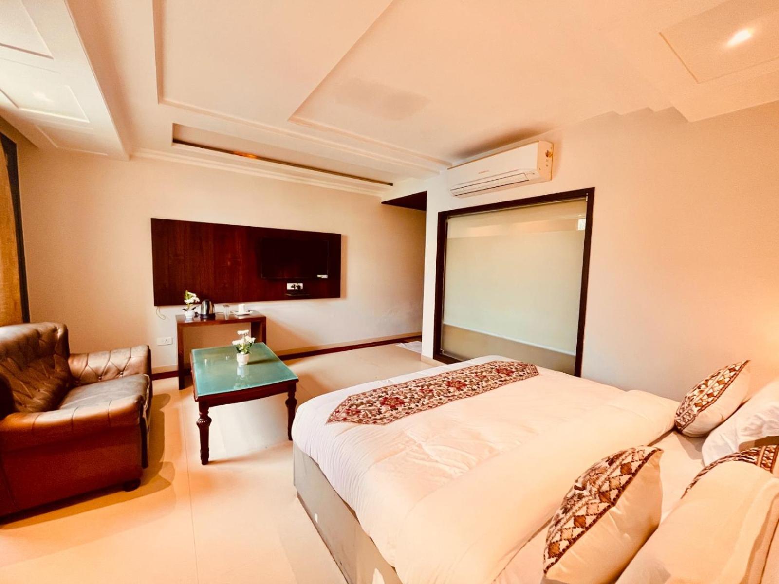 Hotel Bhoomivilas Агра Экстерьер фото